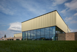 Aquavparku v Kyjově, SENAA architekti: Stavba zapadá do kontextu okolní zástavby a nenarušuje její celkový charakter.