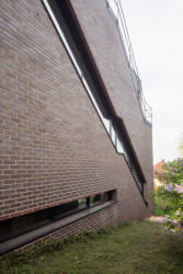 Jeho sklon sleduje terén