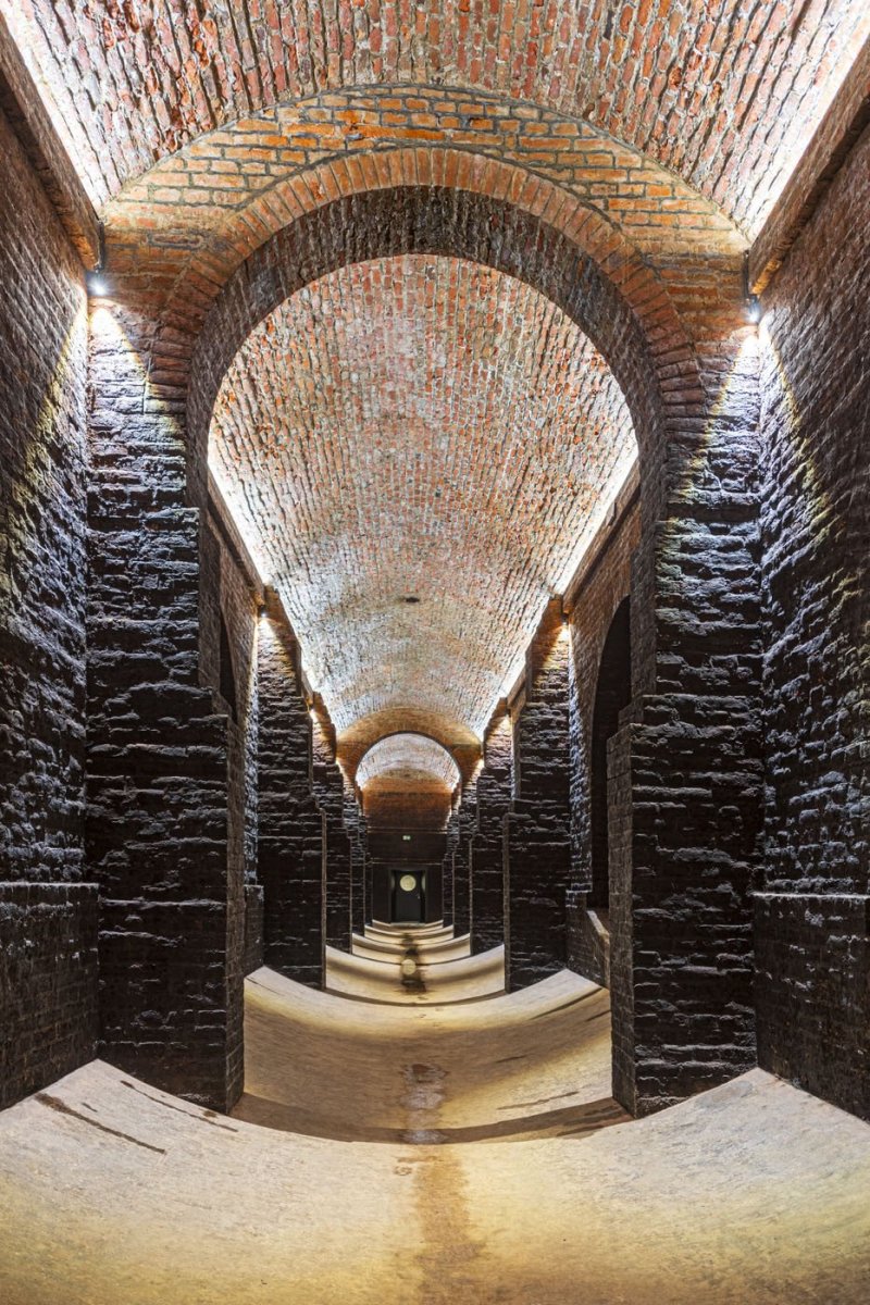 Má speciální podlahu z protikleneb. (Rekonstrukce areálu vodojemů na Žlutém kopci v Brně, David Prudík architekti)