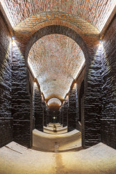 Má speciální podlahu z protikleneb. (Rekonstrukce areálu vodojemů na Žlutém kopci v Brně, David Prudík architekti)