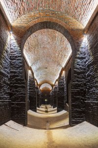 Má speciální podlahu z protikleneb. (Rekonstrukce areálu vodojemů na Žlutém kopci v Brně, David Prudík architekti)