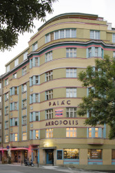 Budova Paláce Akropolis pochází z roku 1928 a je dílem architekta Rudolfa V. Svobody. (Zrekonstruované kanceláře v Paláci Akropolis; Marco Maio Architects)