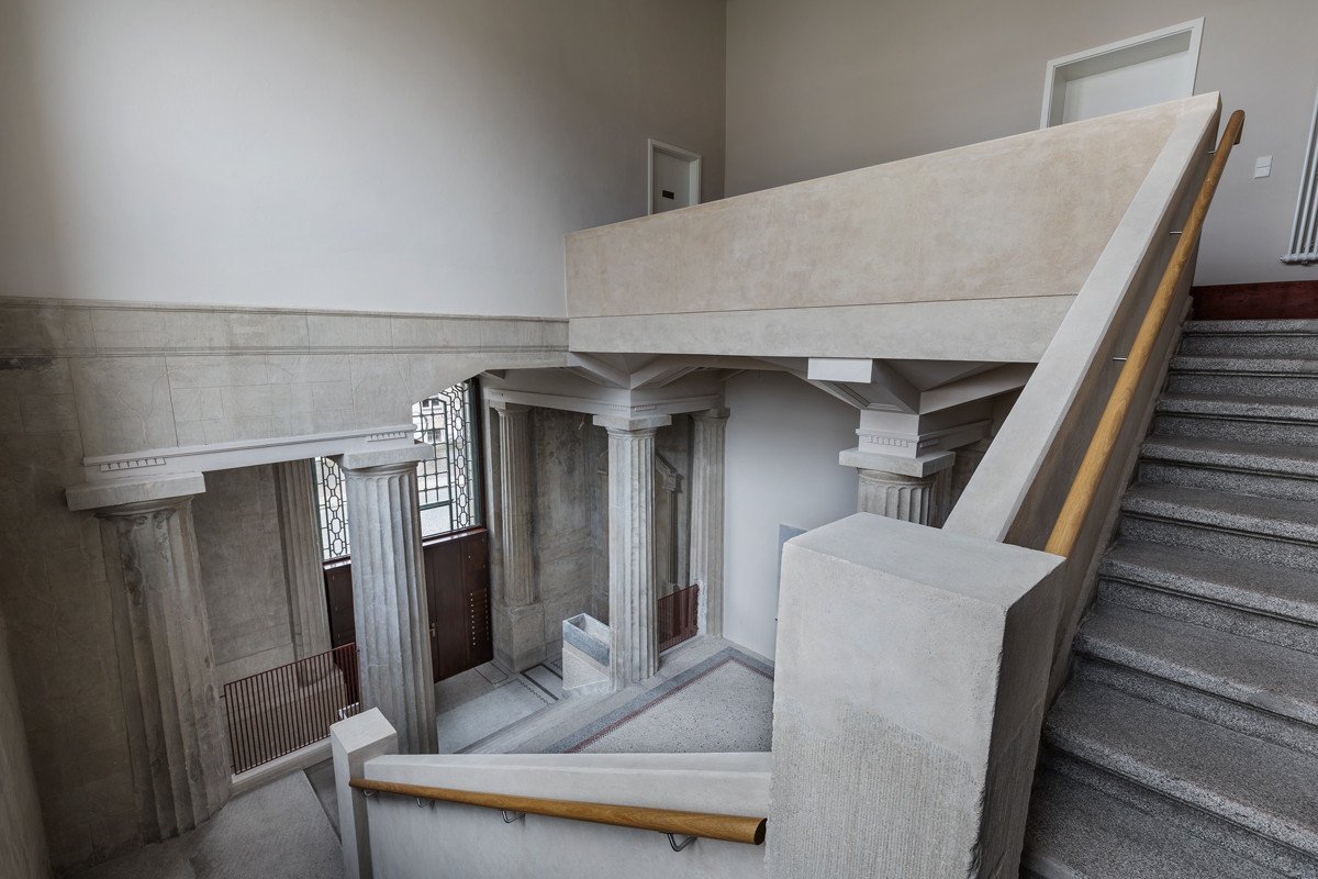 Rekonstrukce vily Heike; Christof Schubert Architekten: Ve vestibulu původně Richard Heike vystavoval stroje na zpracování masa, které jeho společnost vyráběla