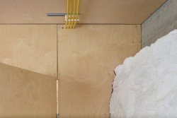 Prostor uvnitř dělí příčka z březové překližky, zakousává se do ní původní hradební zeď. (Krafferova zahrada v Jindřichově Hradci od matěj šebek architekti a Ateliér Za Mák)