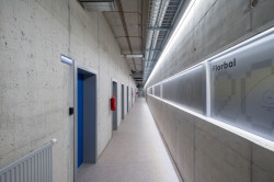 Sportovní hala města Plzeň, Projectstudio8: Interiéry definuje modrá barva, pohledový beton, přiznané konstrukce a technické rozvody