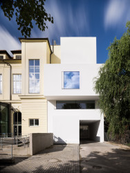 Vedle je historická budova se staršími přístavbami. (Přístavba Pedagogické fakulty Masarykovy univerzity v Brně, studio dílna)