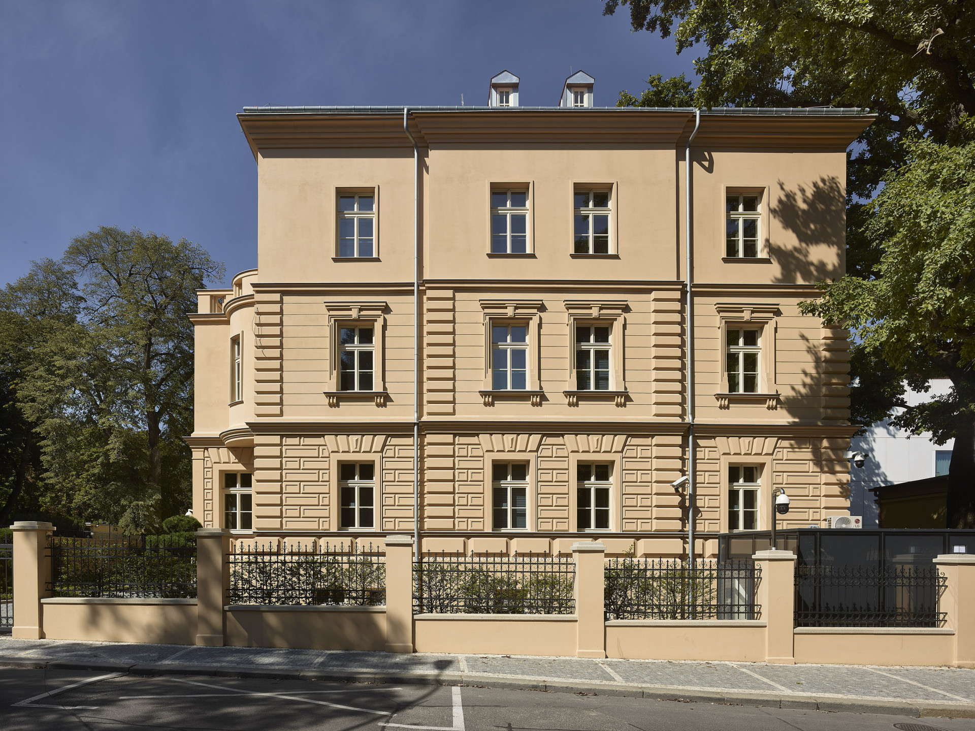 Rekonstrukce a dostavba Korejského velvyslanectví v Praze, SIAL architekti a inženýři spol. s r.o.: Neorenesanční vilu orientovanou do ulice architekti zrekonstruovali podle původních plánů