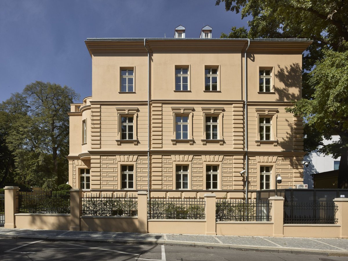 Rekonstrukce a dostavba Korejského velvyslanectví v Praze, SIAL architekti a inženýři spol. s r.o.: Neorenesanční vilu orientovanou do ulice architekti zrekonstruovali podle původních plánů