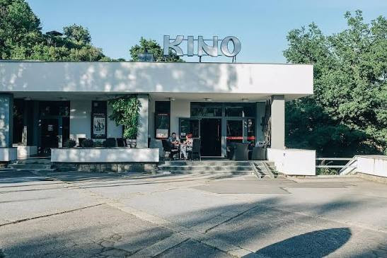 Kino Luna jestojí v historickém centru. Přesto patří mezi jednu z mála nových realizací, která po roce 1945 v Českém Krumlově vyrostla.