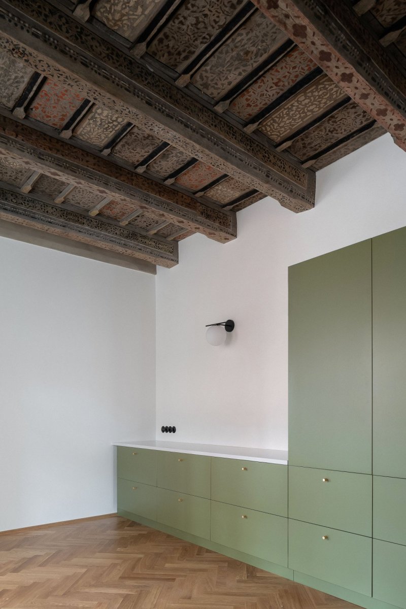 Architektka je navrhla v tlumených odstínech zelené ... (Rekonstrukce Malého Buquoyského Paláce v Praze, Tereza Scheibová)