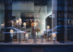 První cenu odborné poroty v soutěži Výloha roku 2019 získala kinetická světelná instalace výlohy pro optiku Richter od brněnského studia NAHAKU. Foto: David Korsa