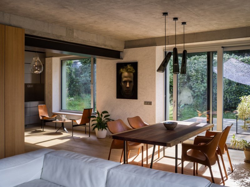 Z obytné místnosti se dá vyjít na novou terasu.(AOC architekti, rezidence Zelený dům)