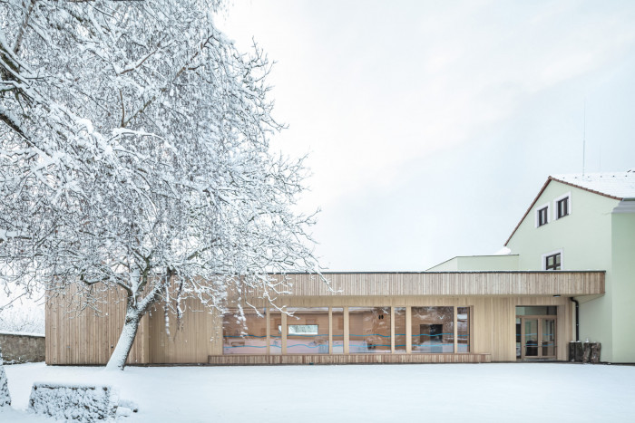 Jídelna podle návrhu Nikoly Tomkové rozšiřuje budovu základní školy ve Vyžlovce