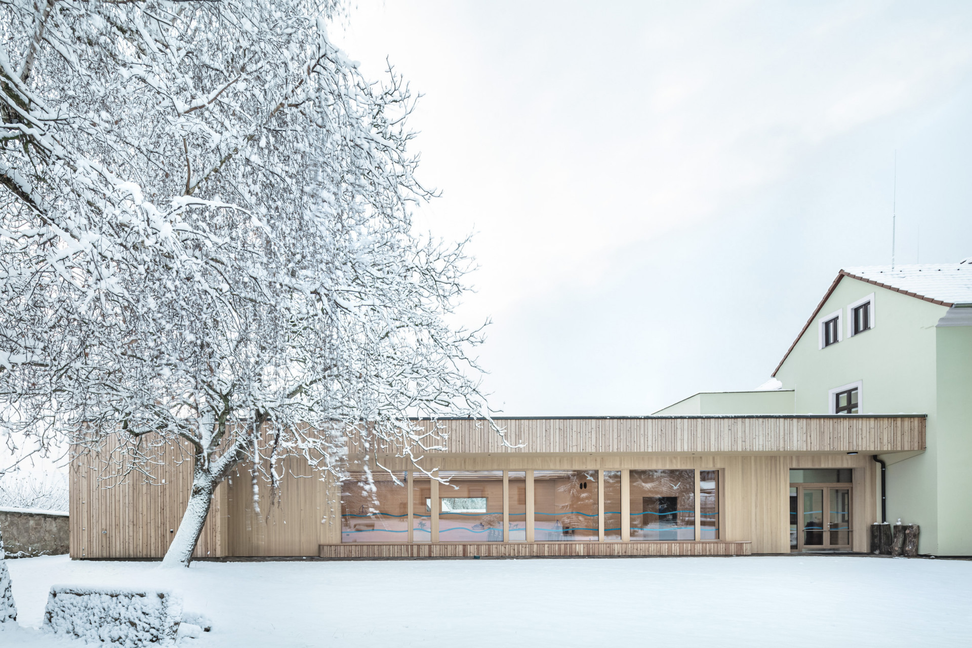 Jídelna podle návrhu Nikoly Tomkové rozšiřuje budovu základní školy ve Vyžlovce