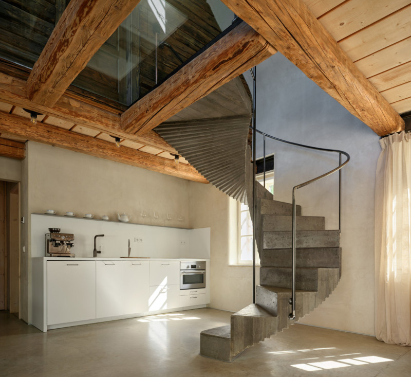 Dominantou prostoru jsou točité betonové schody. Odlévaly se přímo na místě. (Bukovanský domeček; SENAA architekti)