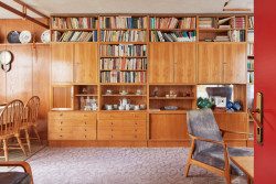 Pohled na knihovnu v obývacím pokoji