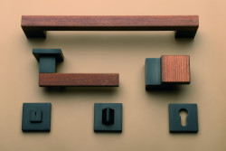 Kolekce kování MIMOLIMIT s destičkou z masivního dřeva, design Barbora Škorpilová