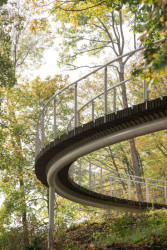 Vznáší se nad terénem bývalého hřbitova. (SOA architekti, ateliér KONCEPT, Park historie v Aši)