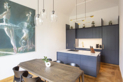 Místnost s kuchyní a jídelní zónou. (Byt na nábřeží, DDAANN)