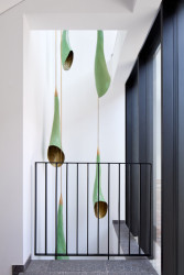 Uvnitř. Autorská svítidla inspirovaná zrny od Lindy Obhlídalové. (mar.s architects, obnova Žitného mlýna v Boršově nad Vltavou)