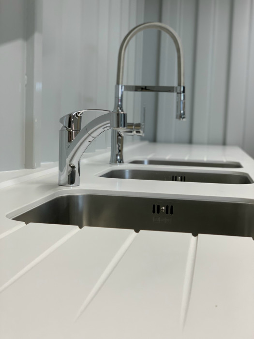 Kontejnerová stěna prodejny Kolovna, Hast Retail.