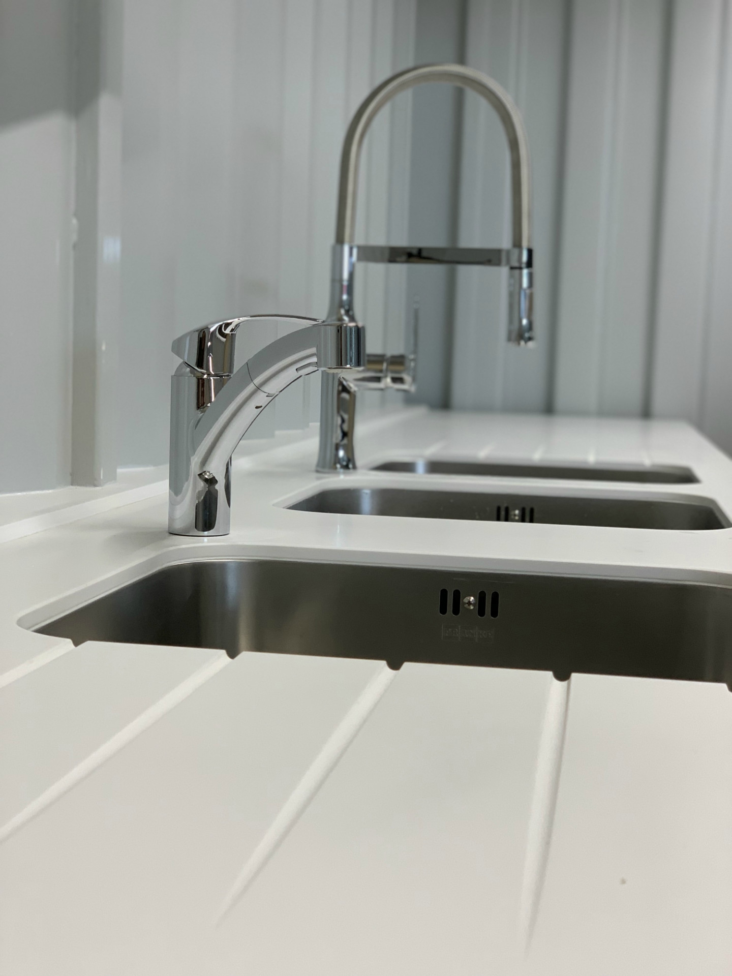 Kontejnerová stěna prodejny Kolovna, Hast Retail.