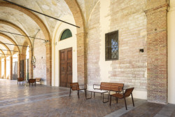 Městská lavička Stack, kterou tvoří stohovatelná krátká sofa a pohodlné křeslo