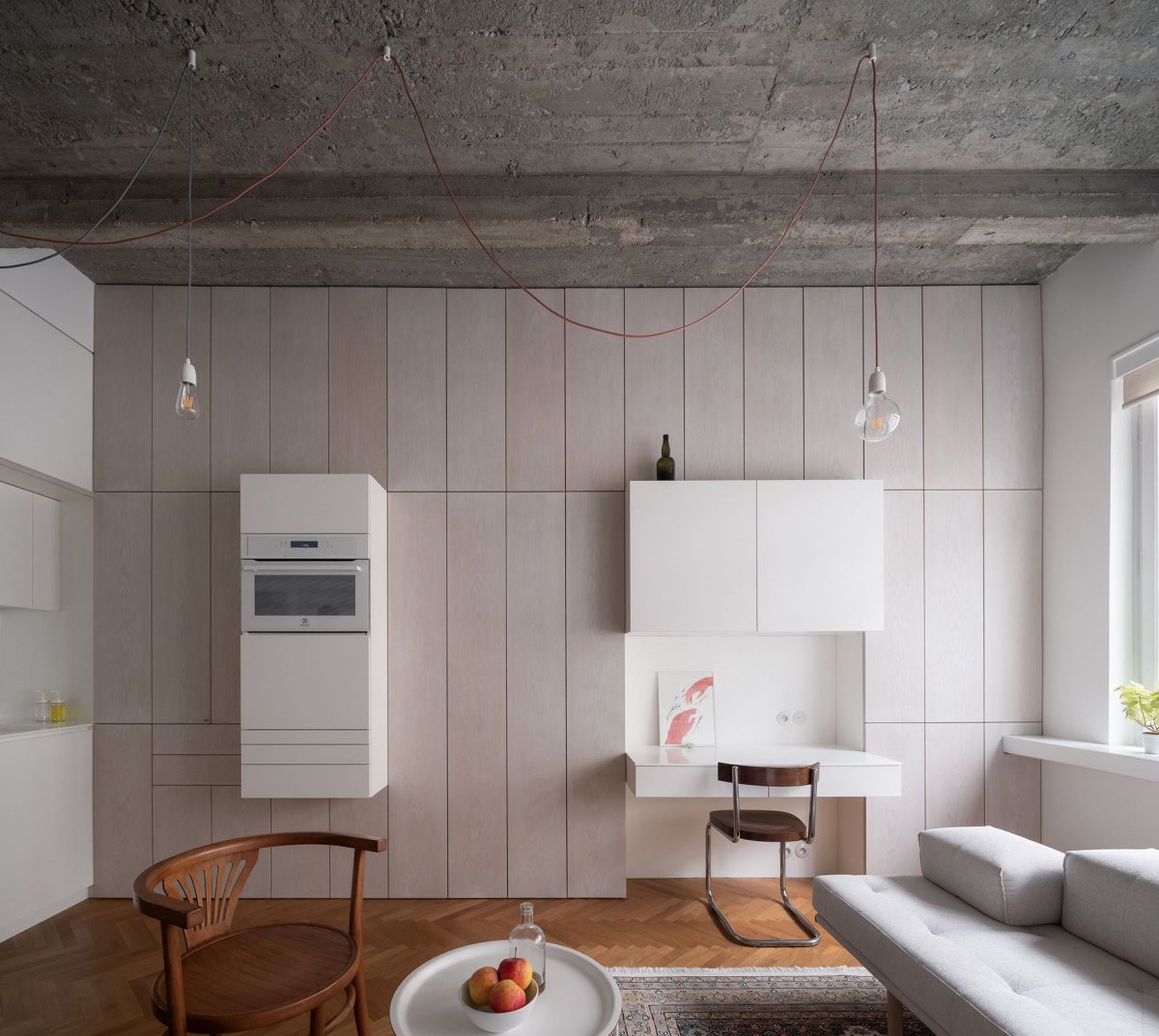 Jednu stěnu tvoří úložné prostory.  (Rekonstrukce funkcionalistického bytu v Praze, architekt Martin Čeněk)