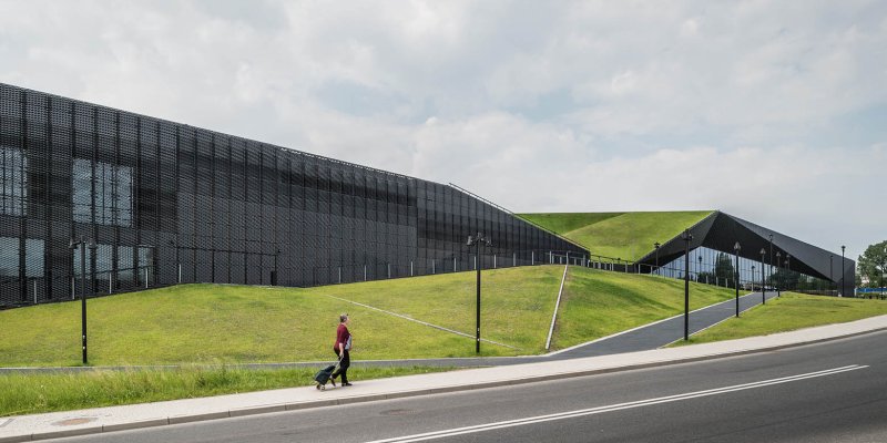 Pochozí střecha kongresového centra funguje jako veřejný prostor ve formě zeleného údolí