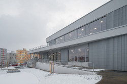 Sportovní hala města Plzeň, Projectstudio8: Střídají se v ní dva typy konstrukcí – jedna z monolitického betonu, druhá z montovaného ocelového skeletu, který je opláštěný termoizolačními panely.