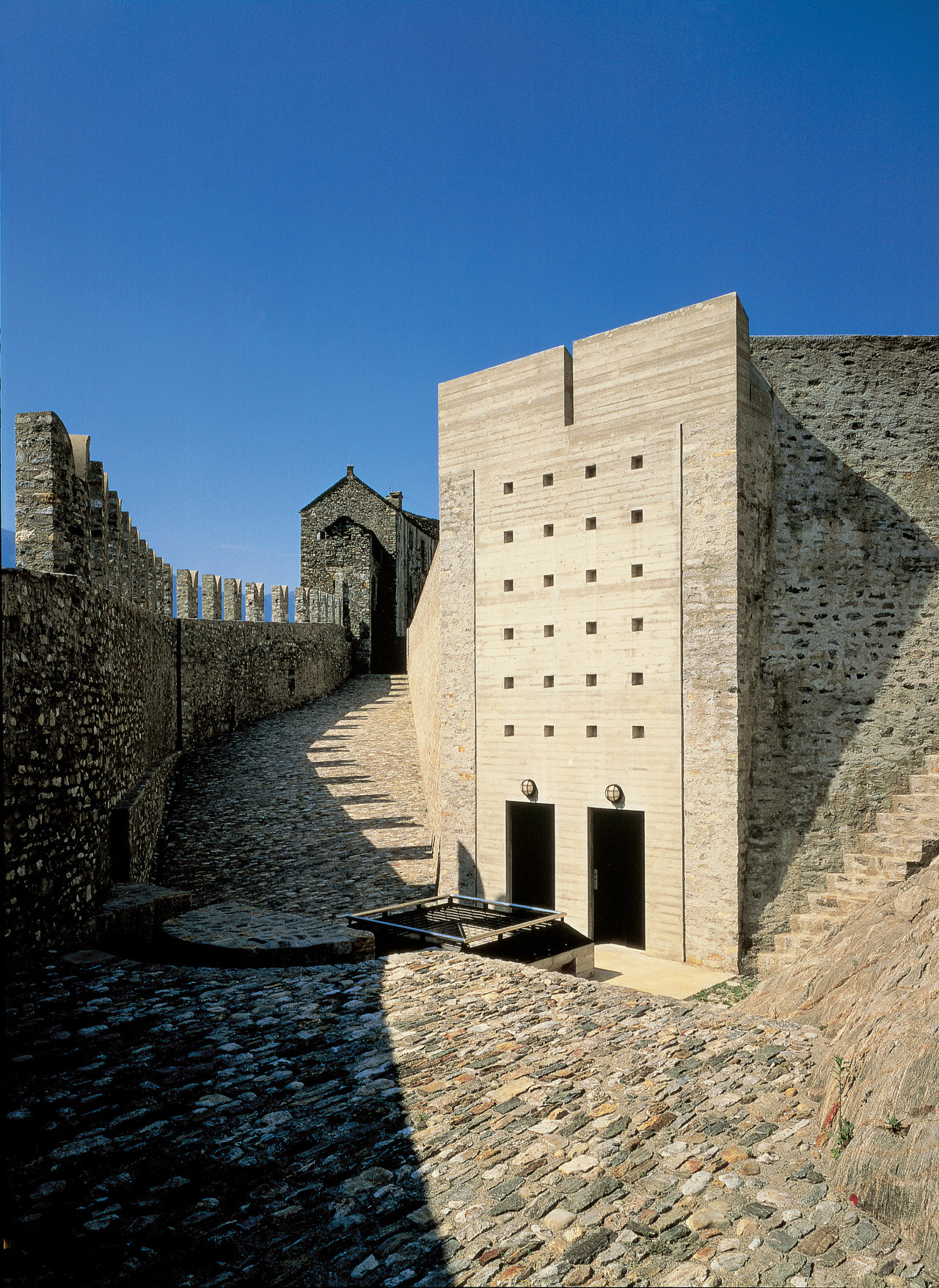 Aurelio Galfetti vždy rád hledal spojitosti mezi protiklady. Nové proto zcela přirozeně doplňuje staré. Po dokončení rekonstrukce byl hrad Castelgrande zapsán na seznam kulturních památek UNESCO.