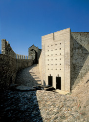 Aurelio Galfetti vždy rád hledal spojitosti mezi protiklady. Nové proto zcela přirozeně doplňuje staré. Po dokončení rekonstrukce byl hrad Castelgrande zapsán na seznam kulturních památek UNESCO.