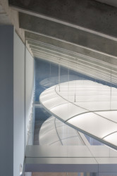 Detail stopu a zavěšení objektu (Kanceláře Deveron v Blueriot; CISARSTUDIO)