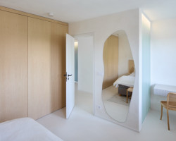 Vestavěný nábytek z březového dřeva (Řadový dům v Čimicích, Plus One Architects)