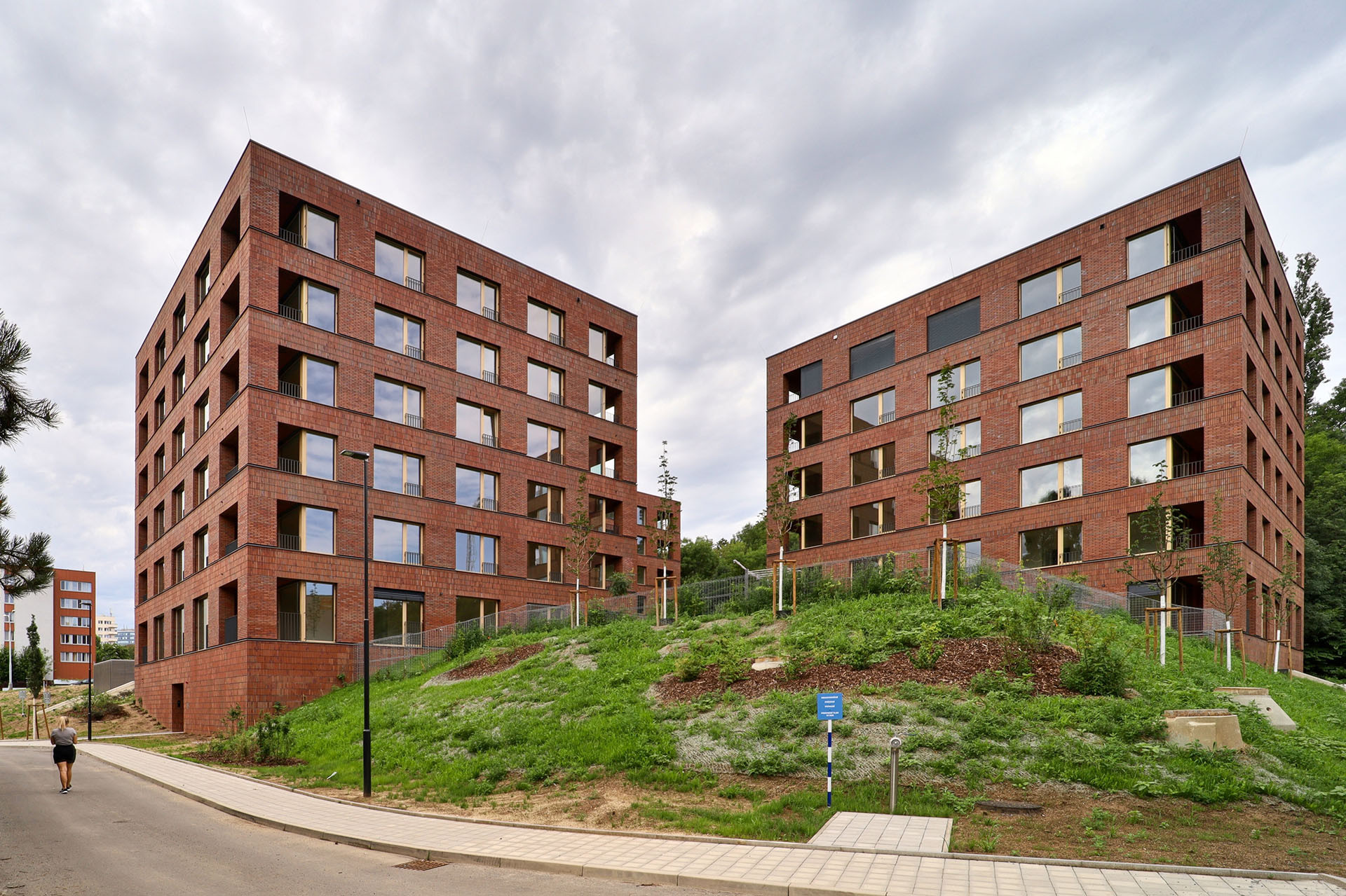 Na Julisce stojí tři nové bytové domy. Navrhlo je studio bod architekti.