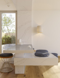 Přední výrobce tvrzeného kamene Technistone představuje novinky pro jaro 2023 se vzory inspirovanými mramorem: na obrázku dekor Calacatta Serchio