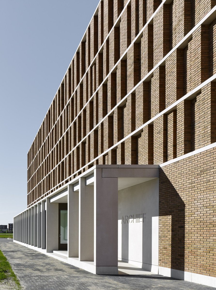 Městský Archiv Delft, Office Winhov, Gottlieb Paludan Architects: Otevřený parter a odkazuje na podobu veřejných budov v centru města