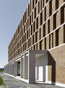 Městský Archiv Delft, Office Winhov, Gottlieb Paludan Architects: Otevřený parter a odkazuje na podobu veřejných budov v centru města