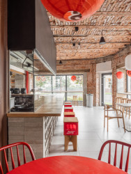 SOA architekti navrhli interiér vietnamské restaurace Pho King v nárožním domě v Popradě.