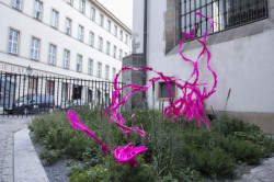 „Klenutá vrba“ Marca Fornese je podle jeho slov architektonická pošetilost zkoumající odlehčené samonosné skořepiny. Cílem projektu bylo vyřešit a definovat strukturu, kůži a ornament v jednotném systému. Povrch realizovaného pavilonu je formulovaný prostřednictvím výrobní strategie navazujících destiček složených do strukturální subtilní konstrukce.