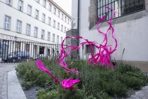 „Klenutá vrba“ Marca Fornese je podle jeho slov architektonická pošetilost zkoumající odlehčené samonosné skořepiny. Cílem projektu bylo vyřešit a definovat strukturu, kůži a ornament v jednotném systému. Povrch realizovaného pavilonu je formulovaný prostřednictvím výrobní strategie navazujících destiček složených do strukturální subtilní konstrukce.