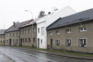 Úzká, nepravidelná parcela, do které bylo potřeba vystavět řadový rodinný dům. (Rodinný dům v Senici na Hané, TŘI.ČTRNÁCT architekti)