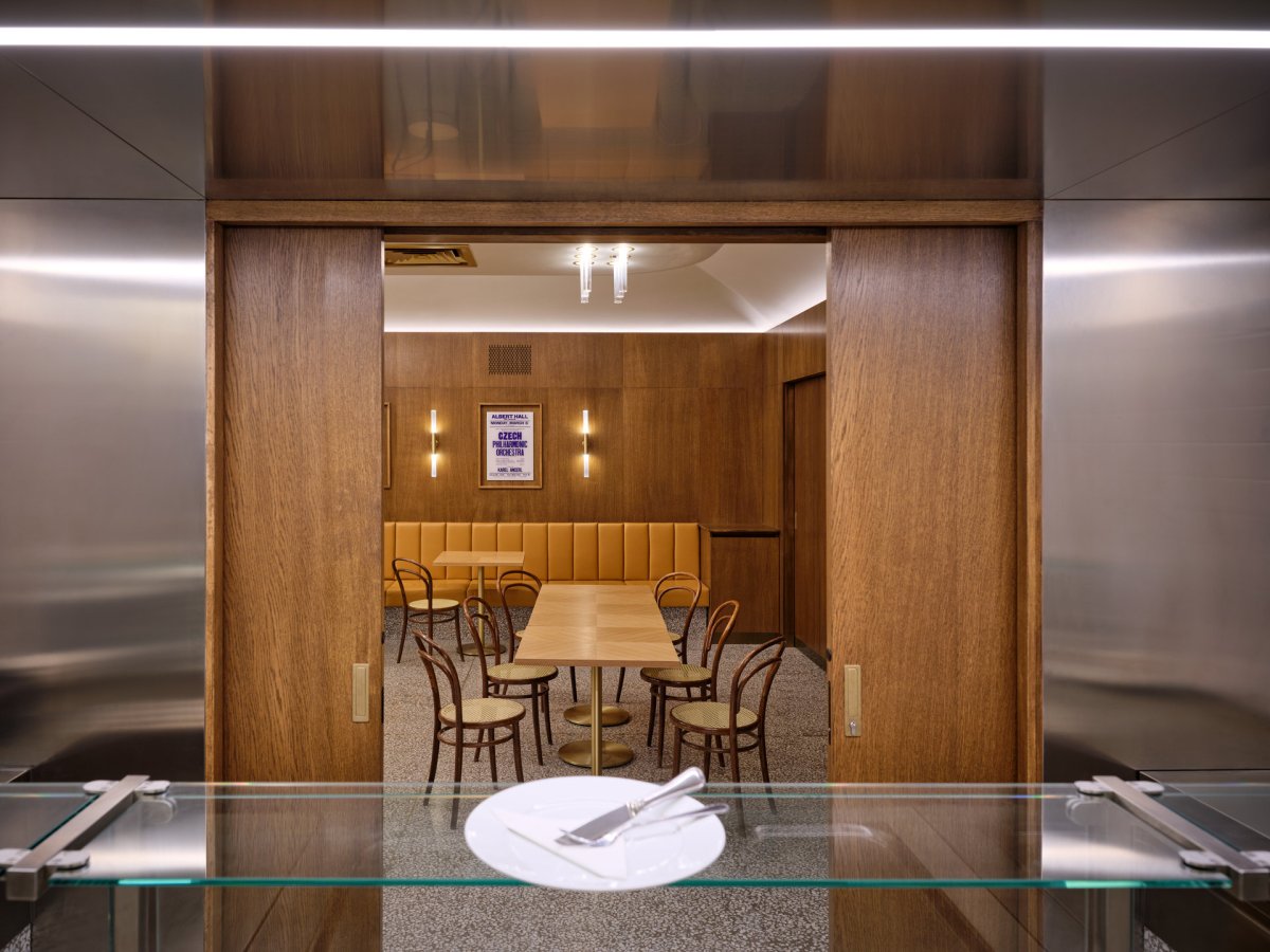 Výdejní otvory lze zavřít a vytvořit z jídelního prostoru zasedací místnost. (Rekonstrukce zázemí Rudolfina; Architektonické studio Lenky Míkové)