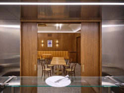 Výdejní otvory lze zavřít a vytvořit z jídelního prostoru zasedací místnost. (Rekonstrukce zázemí Rudolfina; Architektonické studio Lenky Míkové)