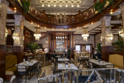 Vstup je ostatně volný do každého z gastro provozů v budově – včetně secesní kavárny Grand Cafe hned v přízemí. Pečlivě zrestaurovaný interiér patří k příjemným překvapením rekonstrukce, jejíž výsledky odborná veřejnost očekávala s napětím.