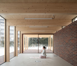 Do domku se mohou nájemníci chodit saunovat a cvičit s výhledem do zahrady. (Rekonstrukce a přístavba k vile v Praze-Vinohradech, PAPUNDEKL ARCHITEKTI)