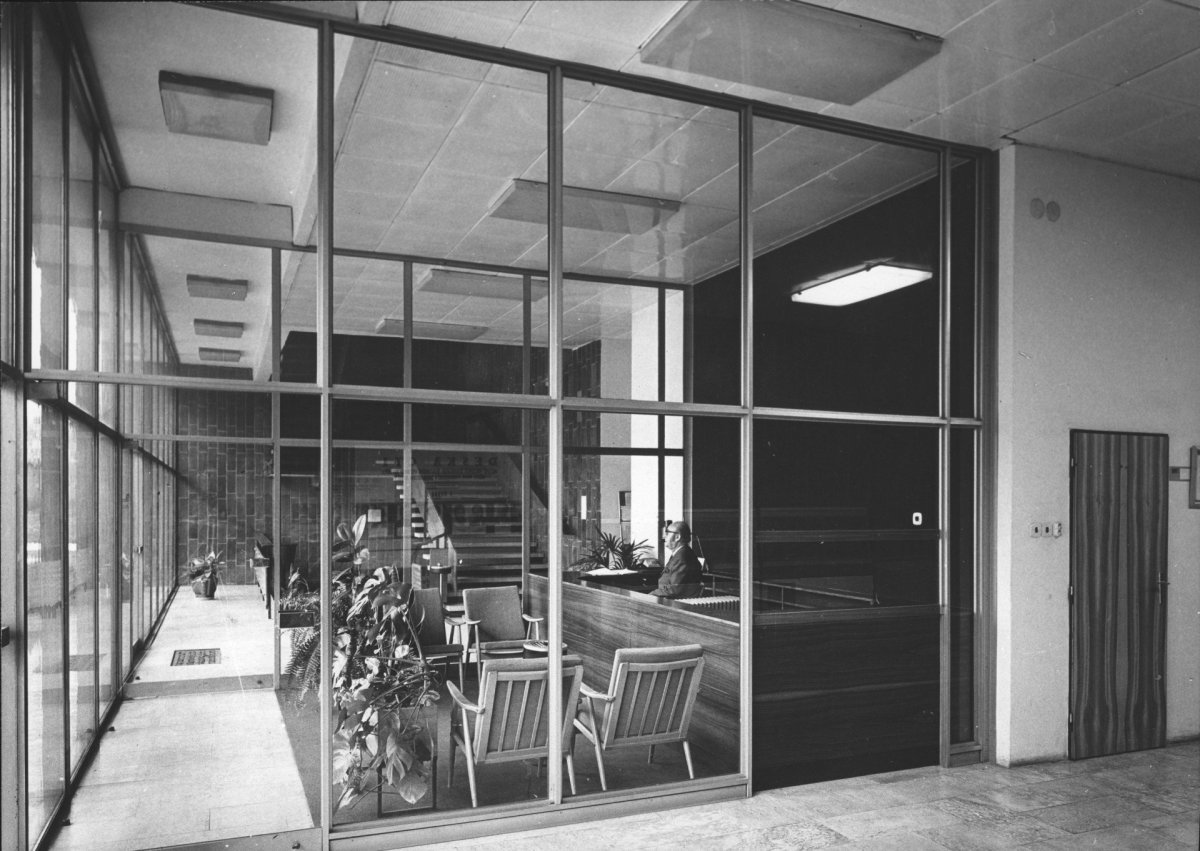 Výstavba byla zahájena v roce 1967, pak ale přišla sovětská  okupace. Architekti Jiří Klen a Jiří Kadeřábek, vedle Pragerea vůdčí osobonosti projektu, emigrovali. Samostatné ateliéry byly začleněny do Projektového ústavu výstavby hlavního města Prahy.