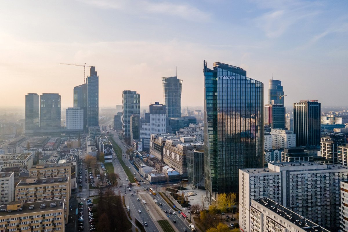Mrakodrap od Goettsch Partners v centru Varšavy