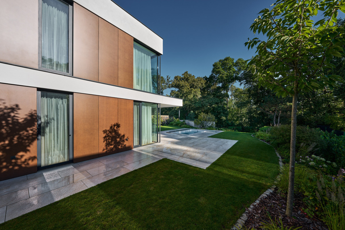 Exteriérové provedení staví na čistých fasádách s velkými okny v hliníkových systémech Schüco. (Rodinná vila v Brně;  KYZLINK ARCHITECTS)