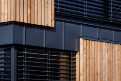 Administrativní budova Partizánske, Prodesi/ Domesi